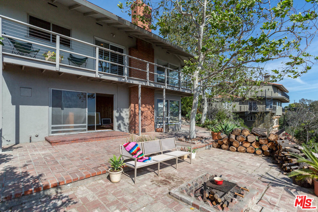 988 West Avenue 37 Los Angeles, CA 90065 - Photo 41 of 53 a view of a lounge chair in the patio
