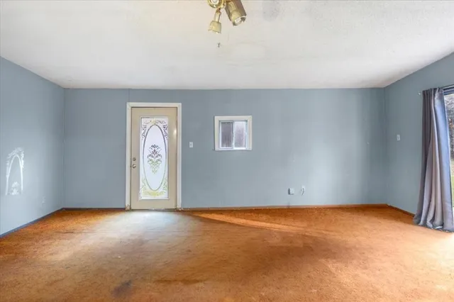 a view of empty room with a ceiling fan