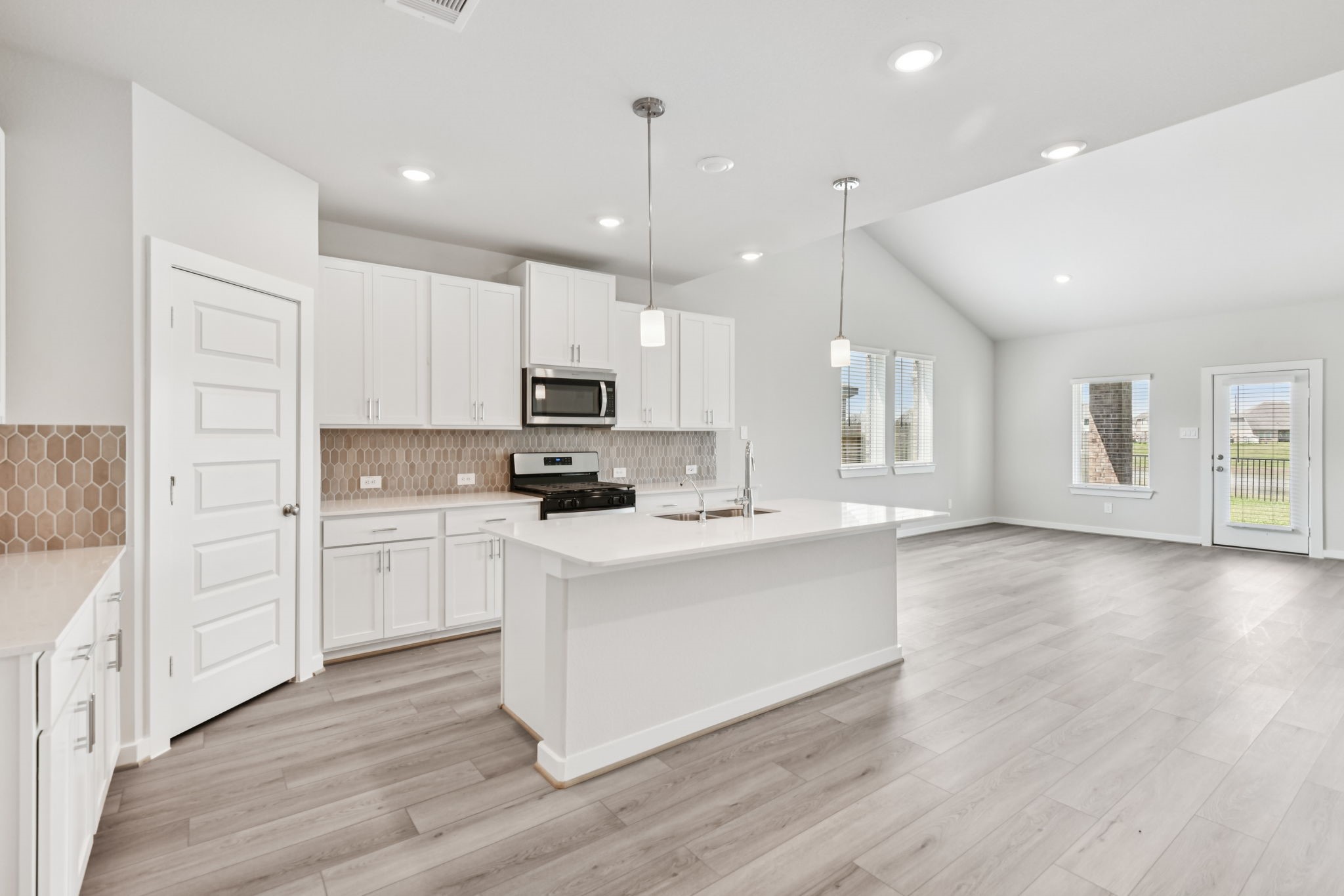 5810 Chamberlain Crossing Rosenberg, TX 77471 - Photo 7 of 46 Photo is not of the actual home, but is an inspirational photo of builder’s model home and may depict options, furnishings, and/or decorator features that are not included