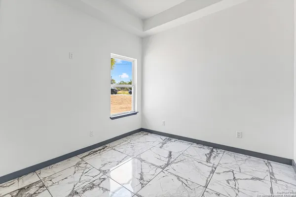 a view of a house with backyard