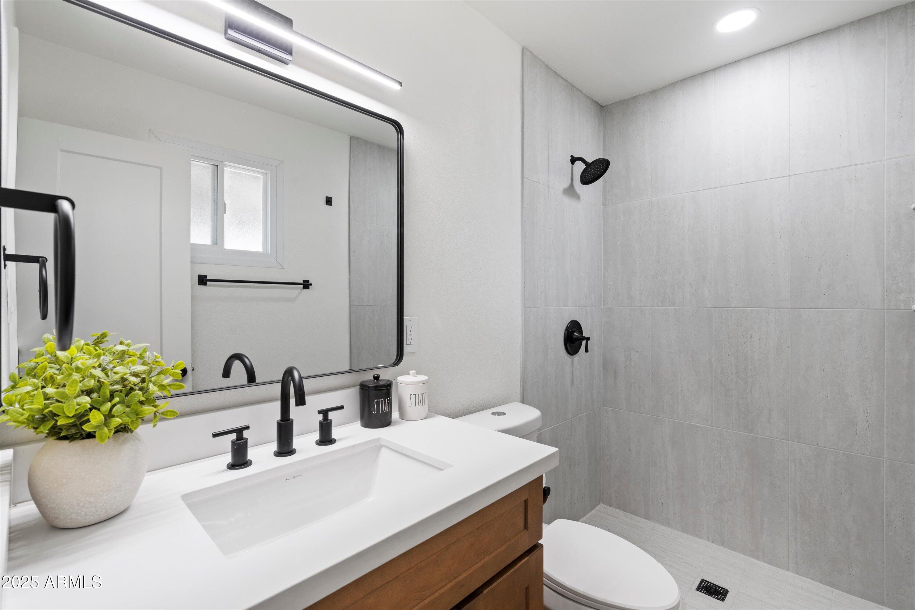 1713 West Royal Palm Road Phoenix, AZ 85021 - Photo 16 of 25 Master Bathroom