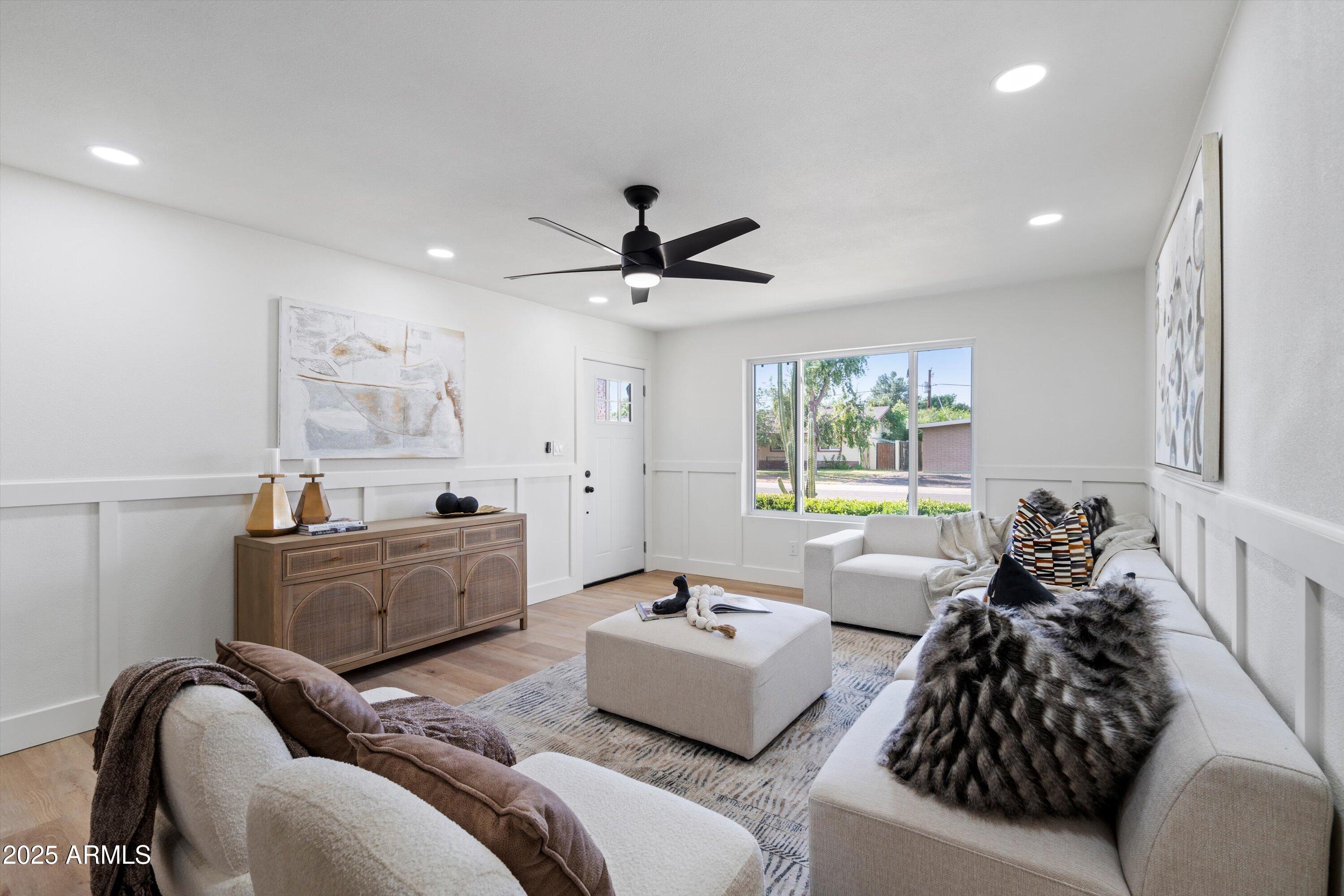 1713 West Royal Palm Road Phoenix, AZ 85021 - Photo 8 of 25 Living Room