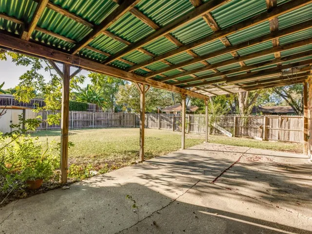 a view of a backyard