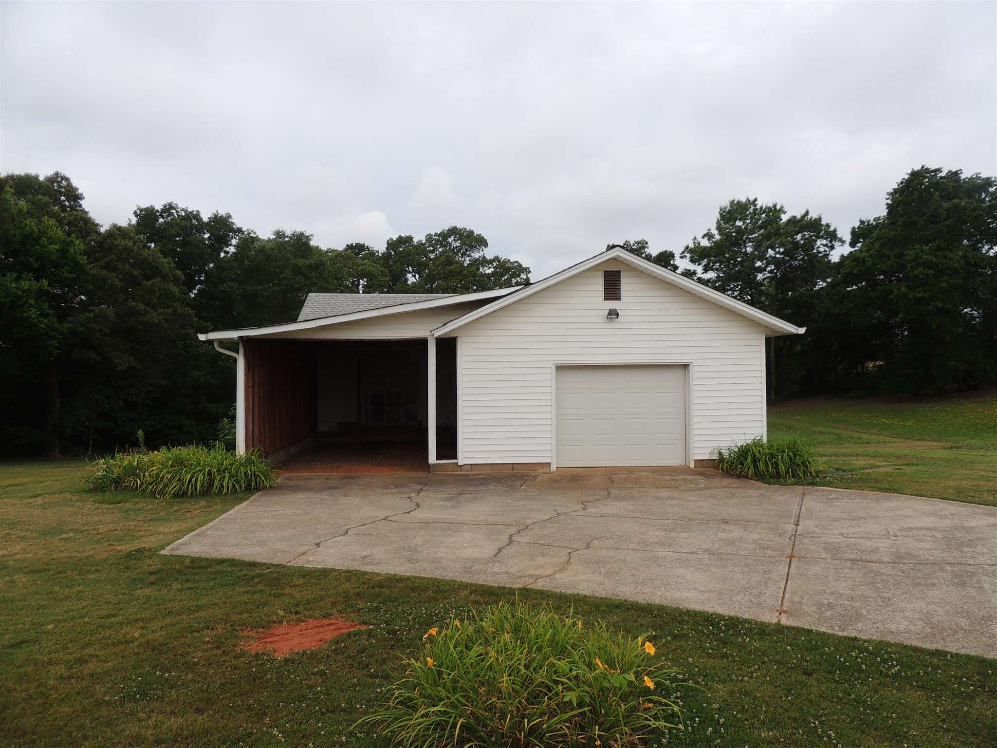 5741 Highway 357 Campobello, SC 29322 - Photo 5 of 20
