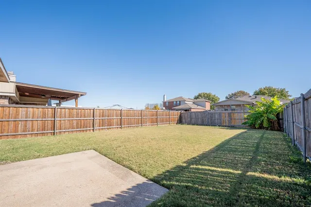 a view of a backyard