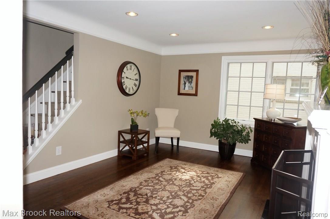 2253 Pembroke Road Birmingham, MI 48009 - Photo 4 of 62 Living Room w/HWF