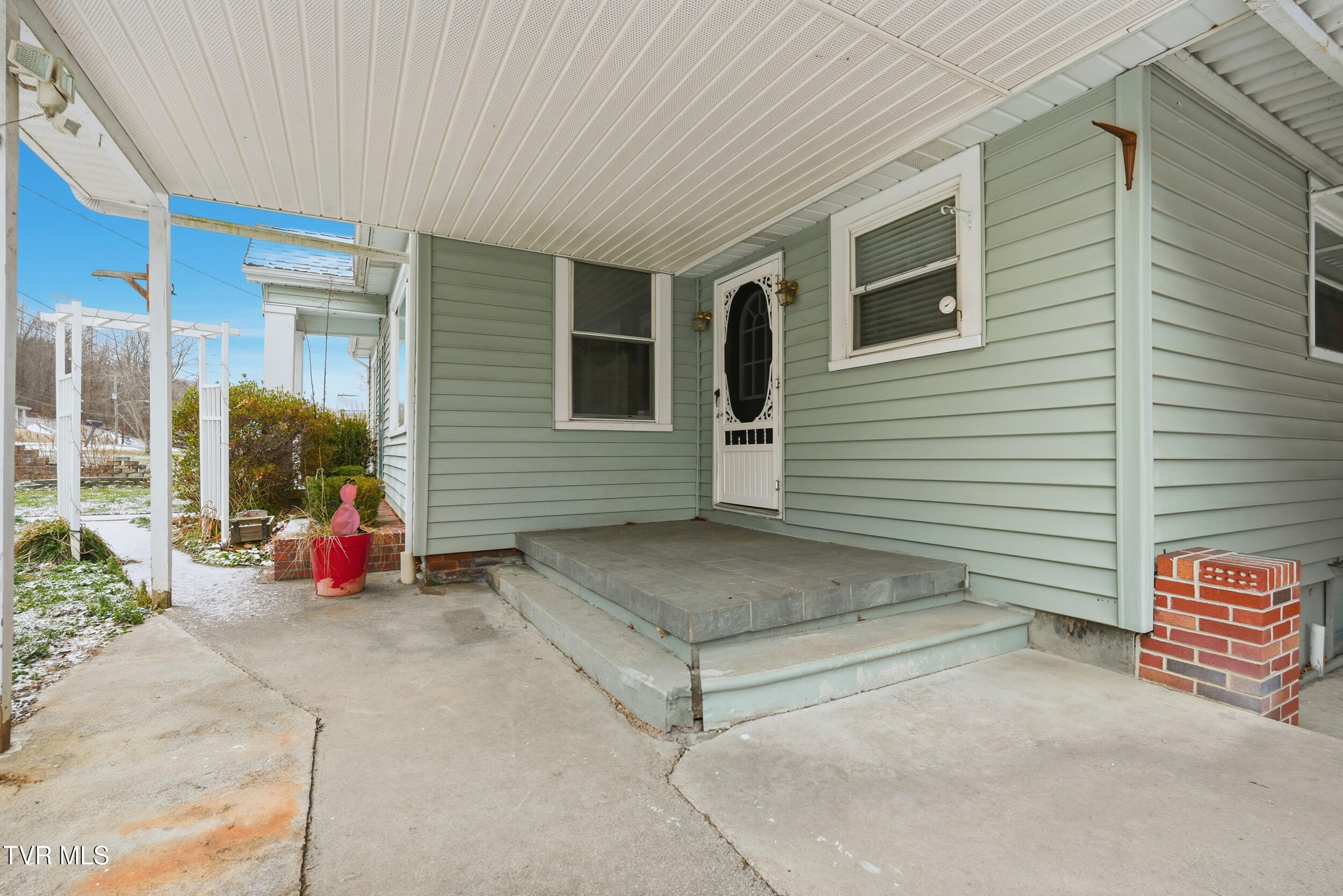 1736 Main Avenue Southwest Norton, VA 24273 - Photo 3 of 39 IMG_0946