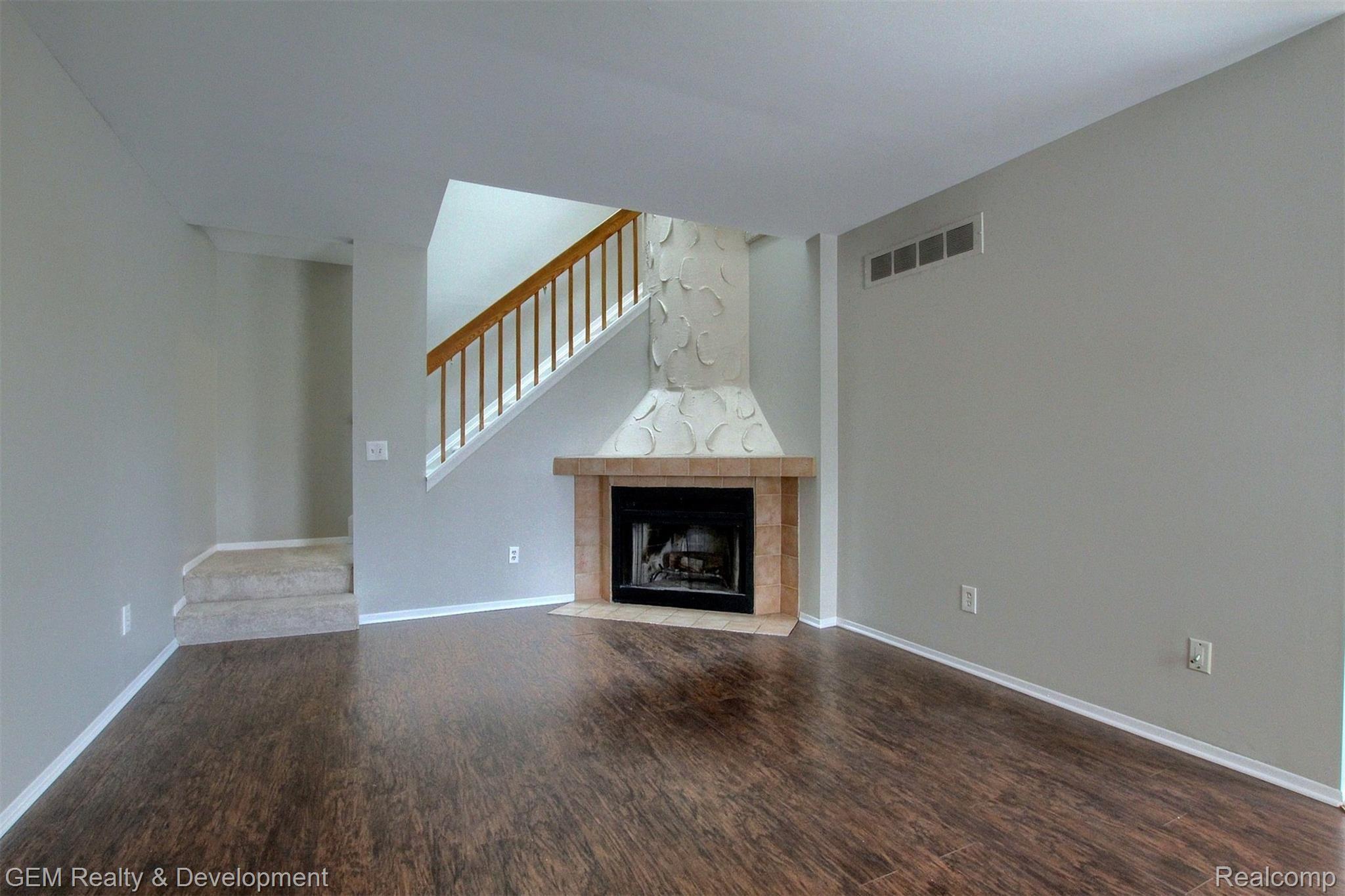 8-Living Room.jpg