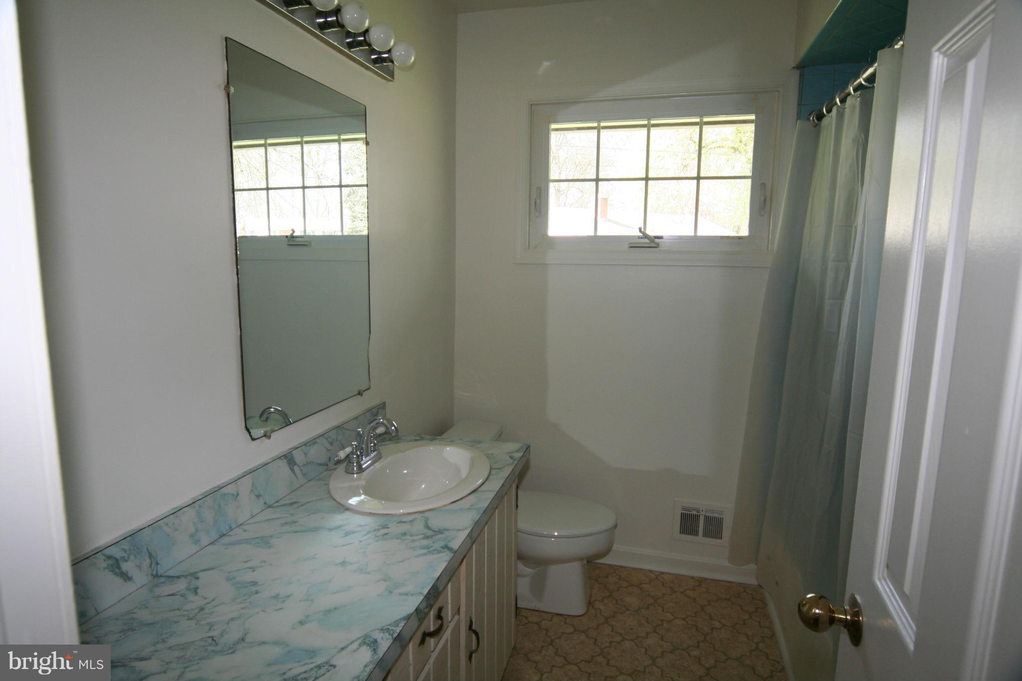 123 Rolling Road Gaithersburg, MD 20877 - Photo 11 of 14 Bath (Master)