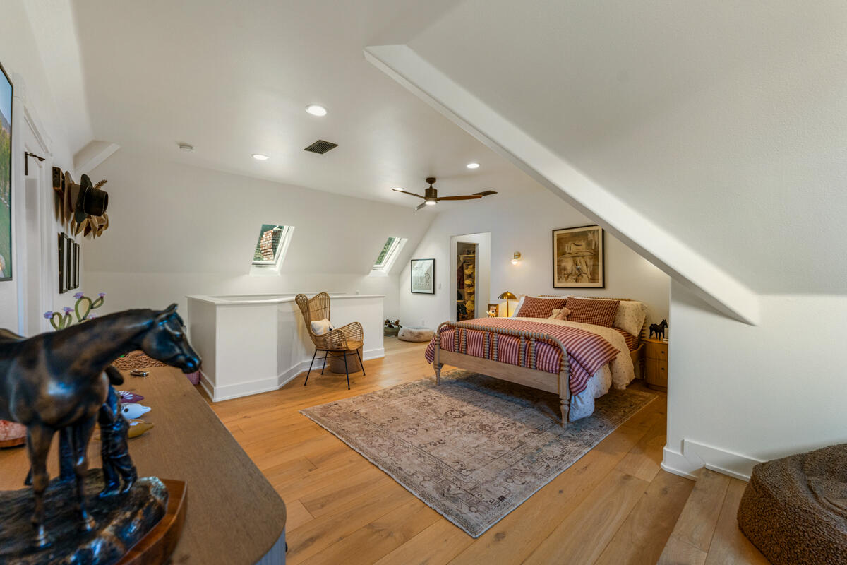 13100 Ojai Road Santa Paula, CA 93060 - Photo 33 of 60 a spacious bedroom with a bed a mirror and desk