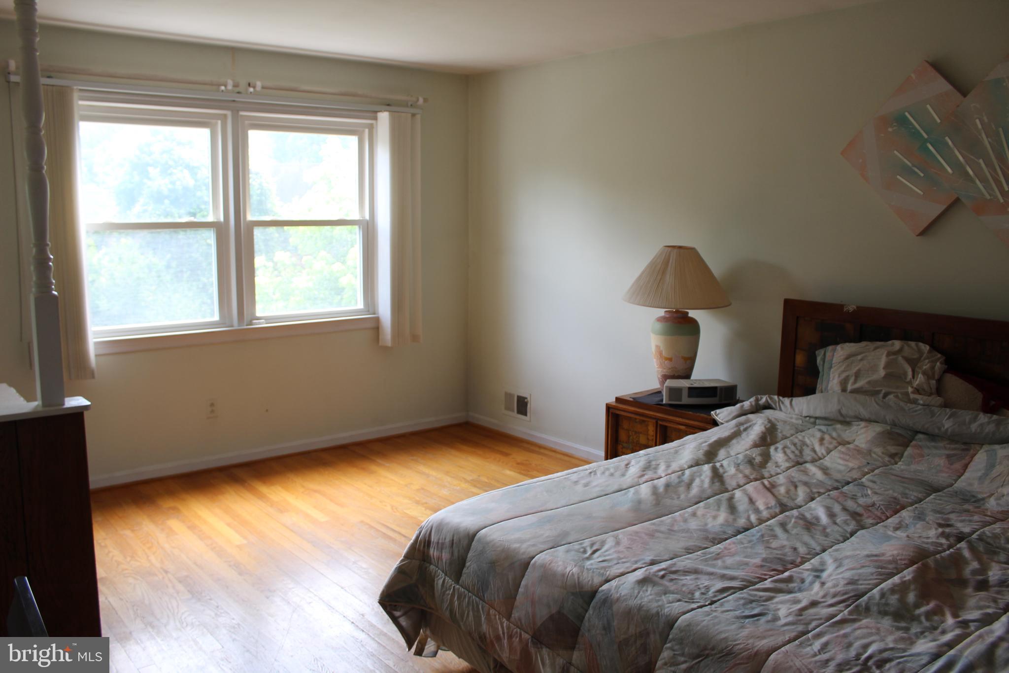 9519 Falls Road Potomac, MD 20854 - Photo 13 of 22 Master bedroom