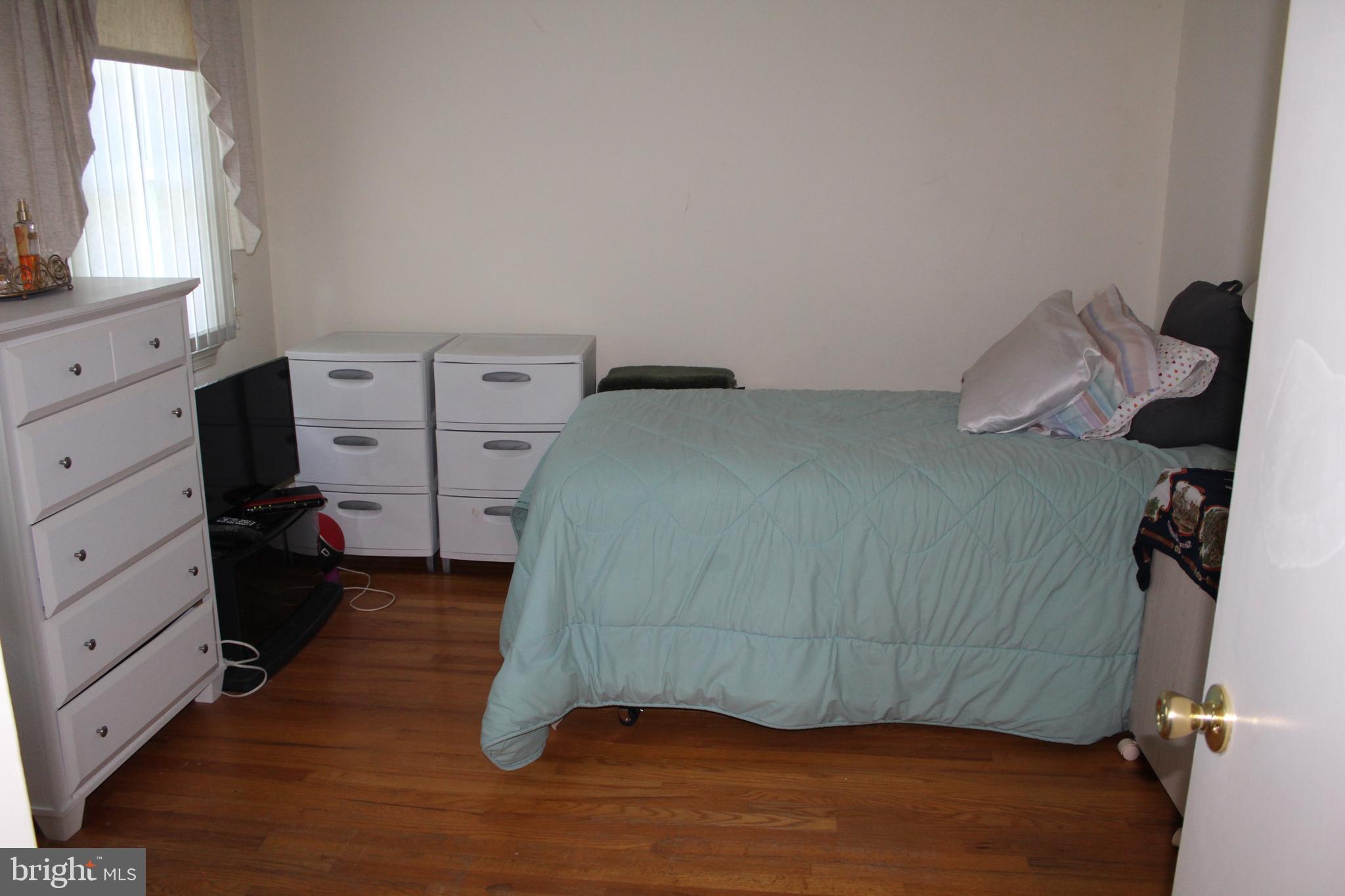 9519 Falls Road Potomac, MD 20854 - Photo 15 of 22 2nd bedroom
