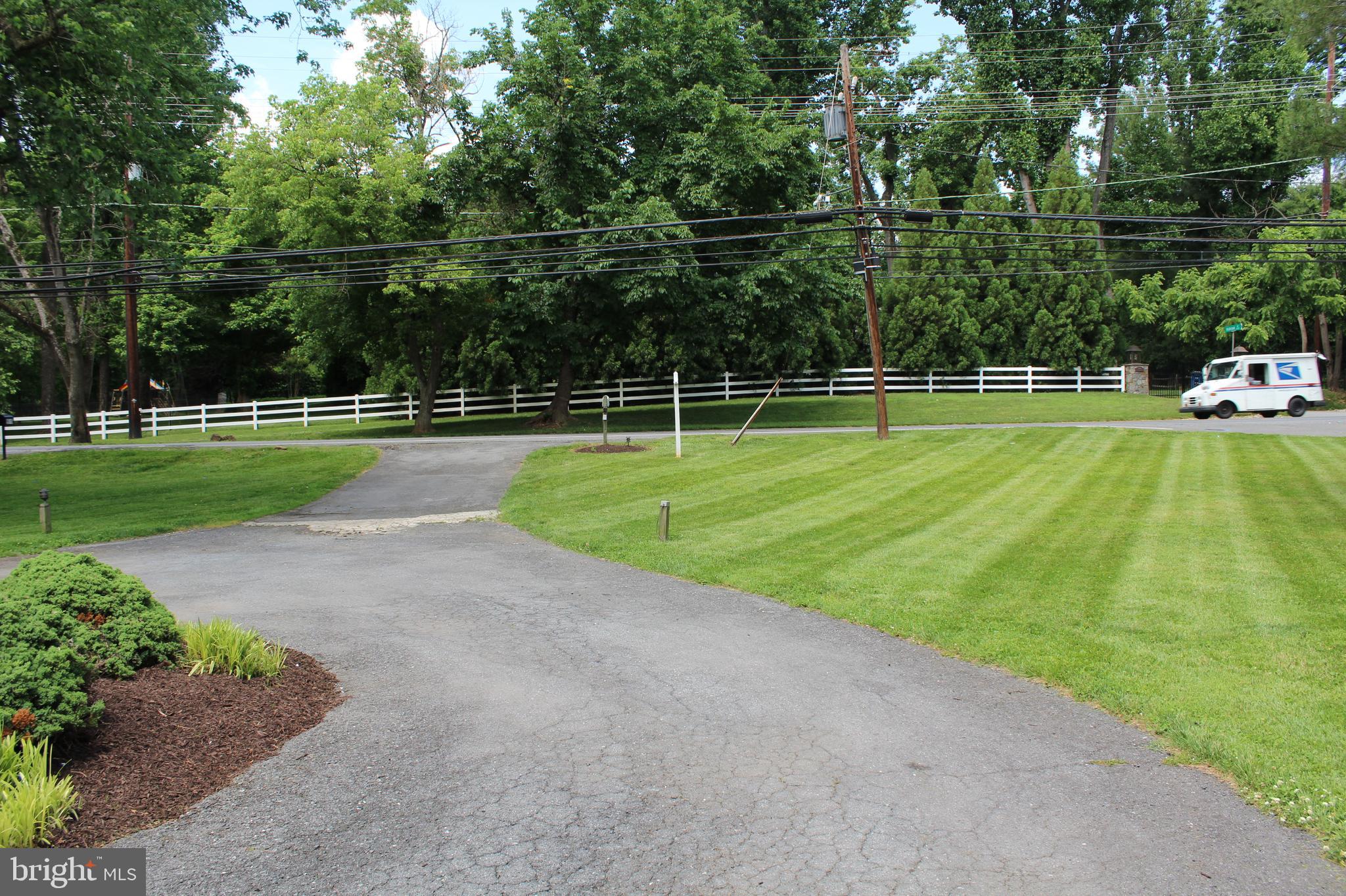 9519 Falls Road Potomac, MD 20854 - Photo 7 of 22 manicured lawn