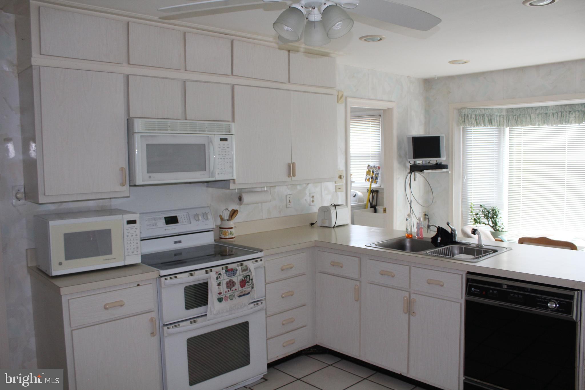 9519 Falls Road Potomac, MD 20854 - Photo 8 of 22 kitchen