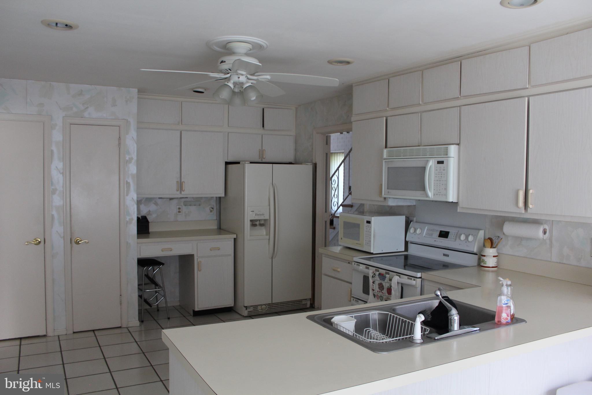 9519 Falls Road Potomac, MD 20854 - Photo 9 of 22 kitchen