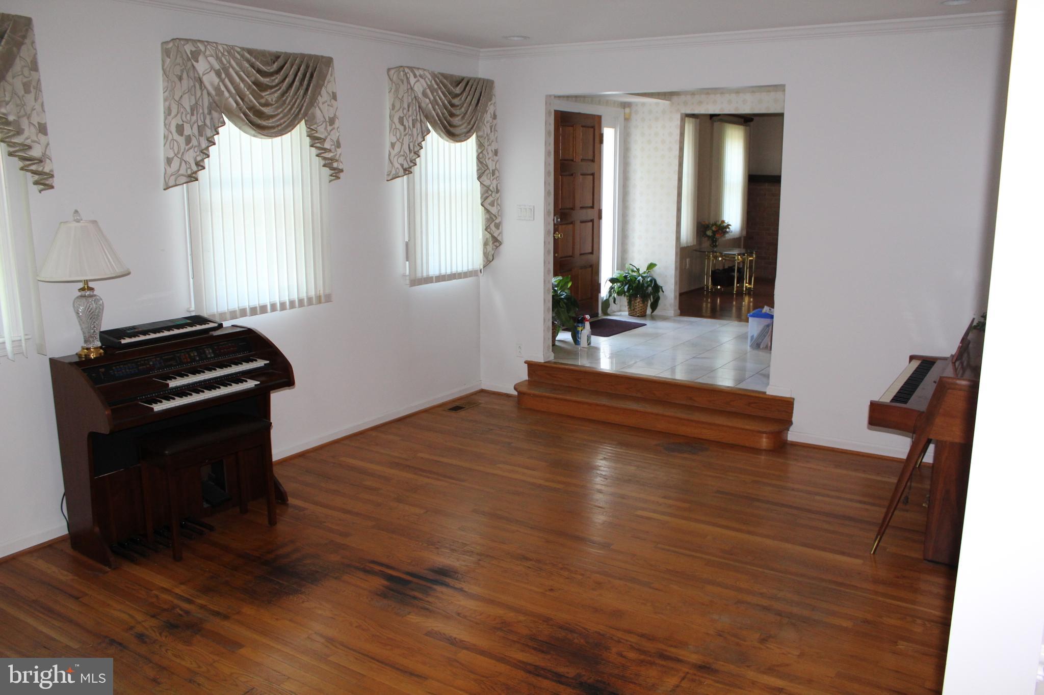 9519 Falls Road Potomac, MD 20854 - Photo 10 of 22 livingroom