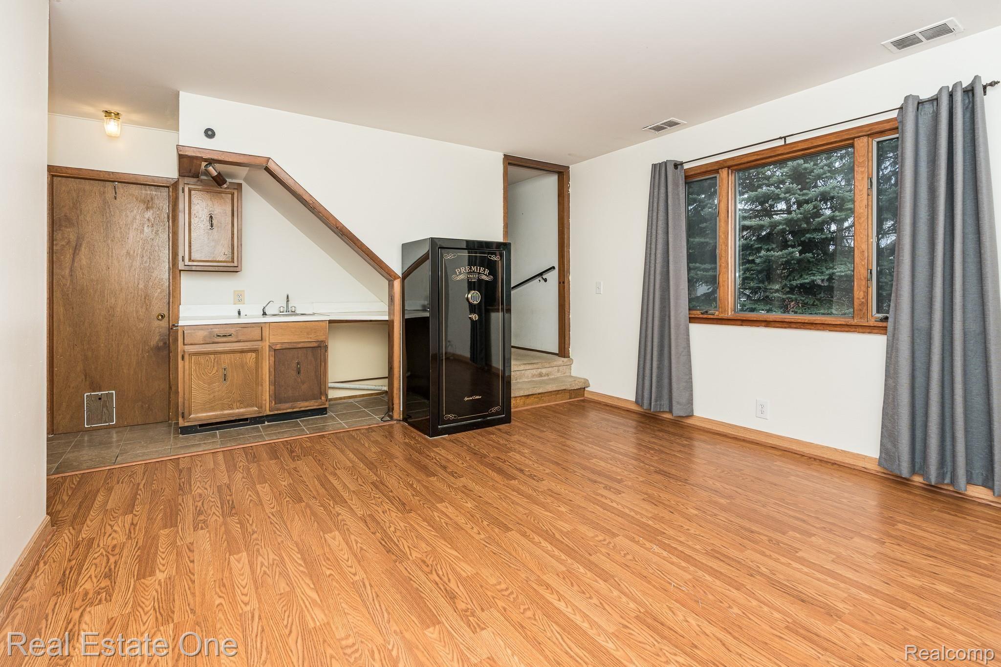 267 Arizona Avenue Rochester, MI 48309 - Photo 28 of 39 Family Room w/"Kitchenette" area with Wet Bar - Could be In-Law/Nanny Quarters-FIRST FLOOR