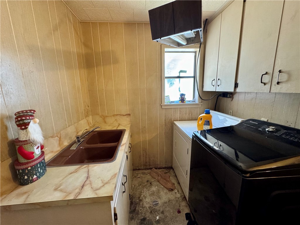 7611 Schramm Road La Grange, TX 78945 - Photo 20 of 30 a bedroom with a bed and a window