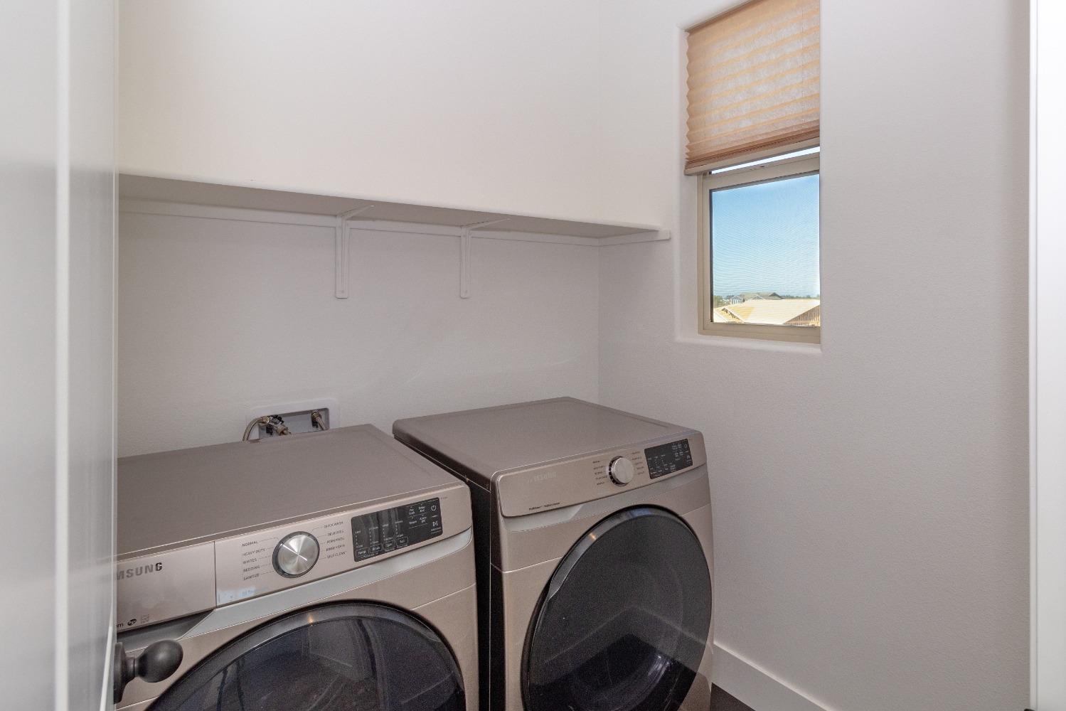 4344 Oak Knoll Road Madera, CA 93636 - Photo 28 of 33 a utility room with dryer and washer