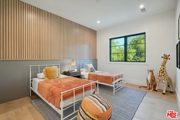 $36,500 | 5124 Calvin Avenue, Tarzana, CA 91356