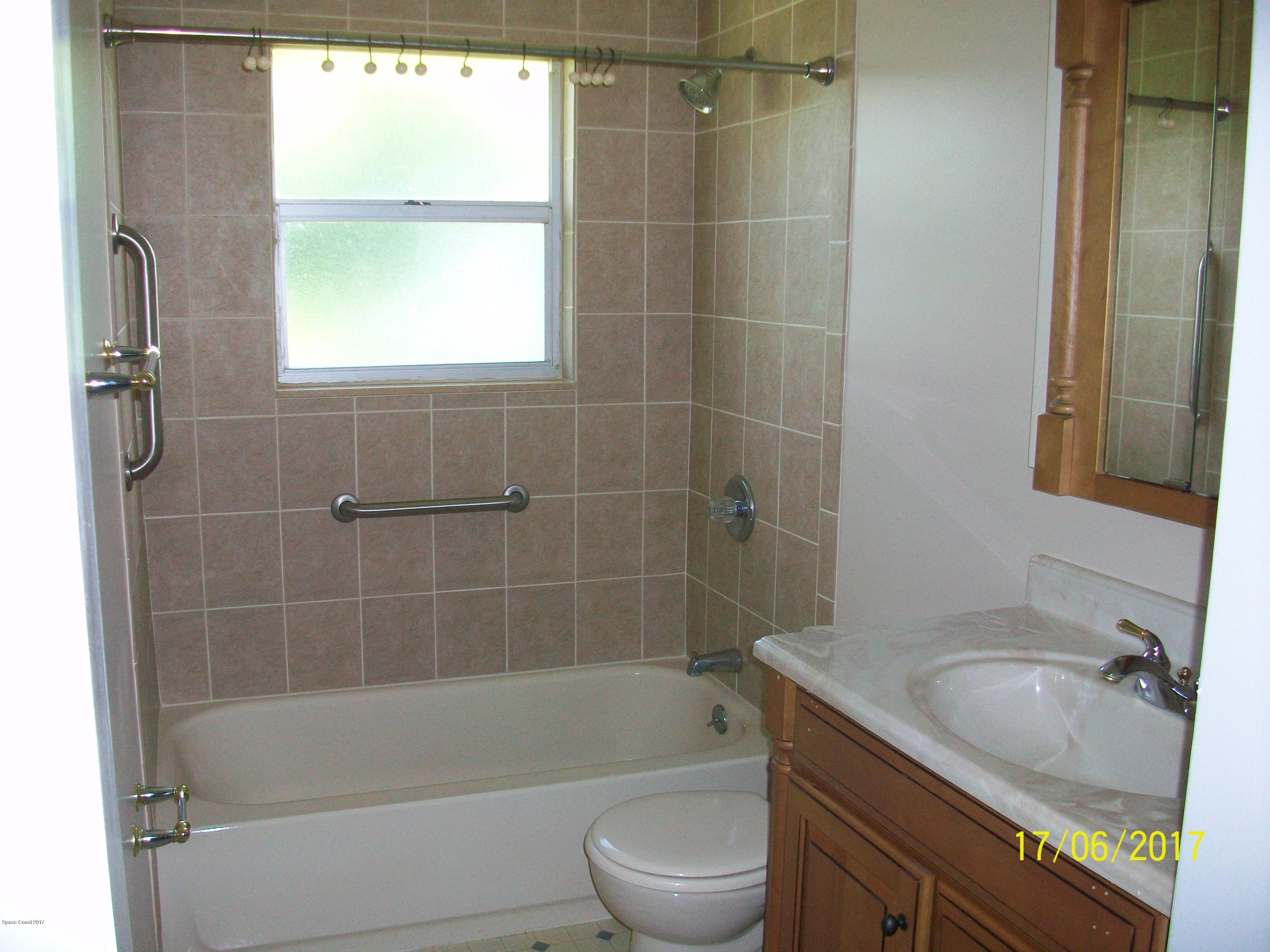 109 Tucson Road Southwest Palm Bay, FL 32908 - Photo 16 of 31 Master Bath