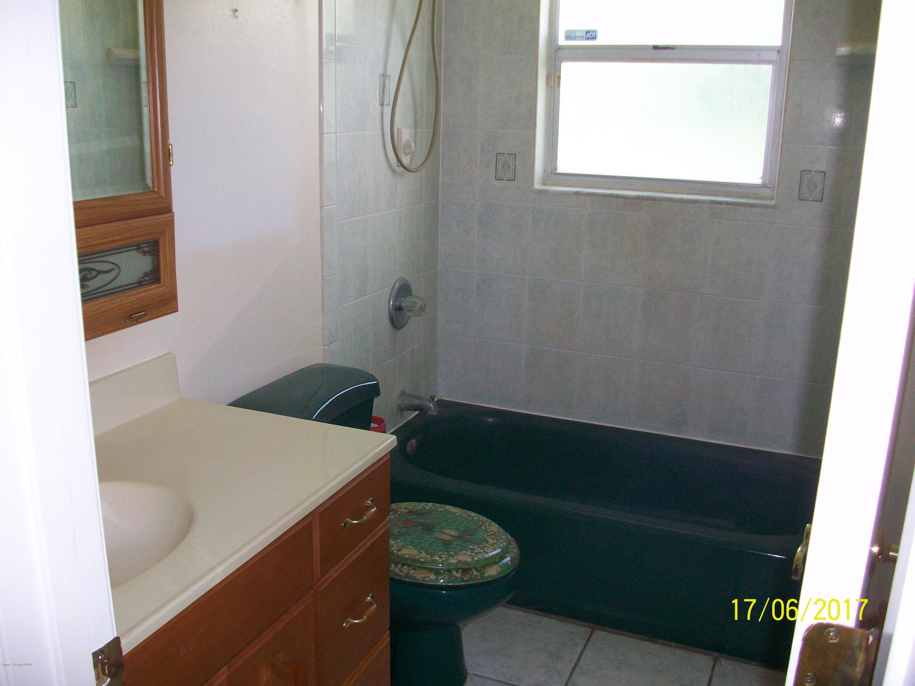 109 Tucson Road Southwest Palm Bay, FL 32908 - Photo 18 of 31 Guest bath