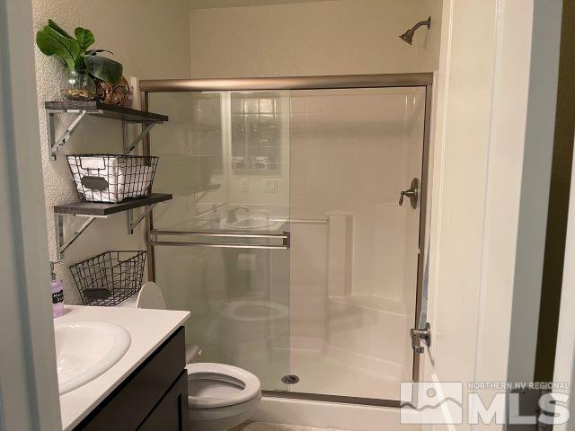 2071 Whitecliff Drive Reno, NV 89521 - Photo 12 of 24 a bathroom with a shower a toilet and sink