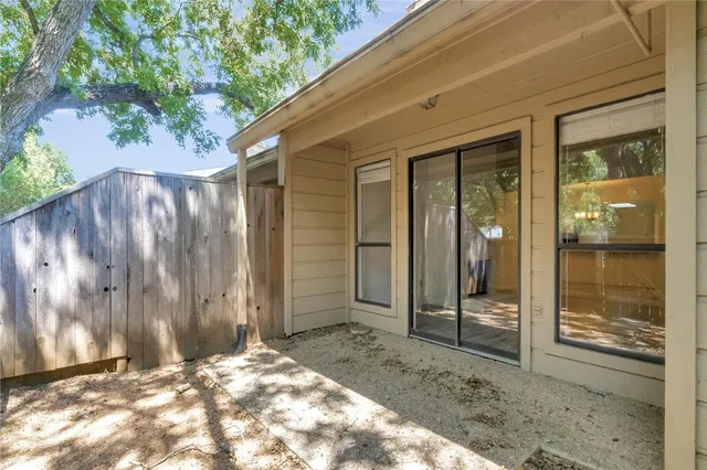 a view of backyard with tub