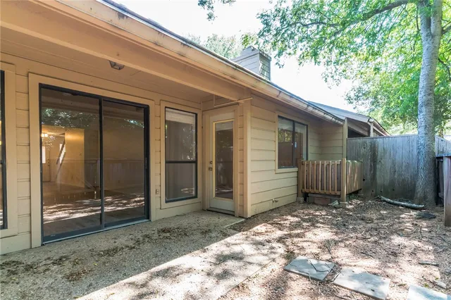 a view of a entrance gate of the house