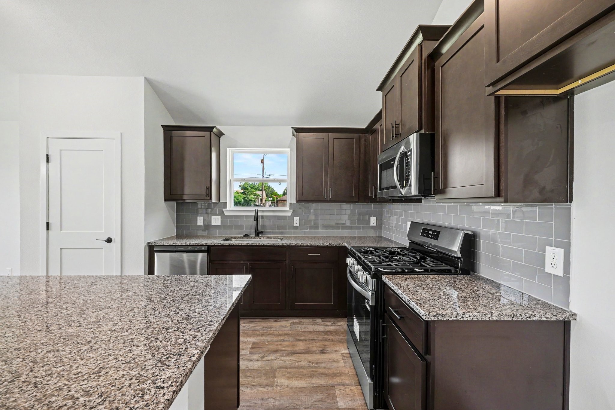 8 Gemstone Court Angleton, TX 77515 - Photo 11 of 27