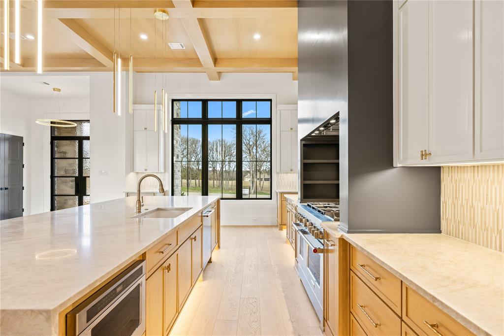 204 Dan Russell Weatherford, TX 76087 - Photo 11 of 40 a kitchen with kitchen island granite countertop a large counter top stainless steel appliances and windows