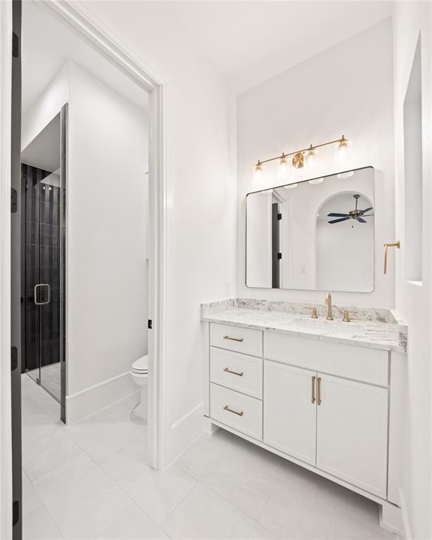 204 Dan Russell Weatherford, TX 76087 - Photo 20 of 40 a spacious bathroom with a granite countertop sink a toilet and a mirror