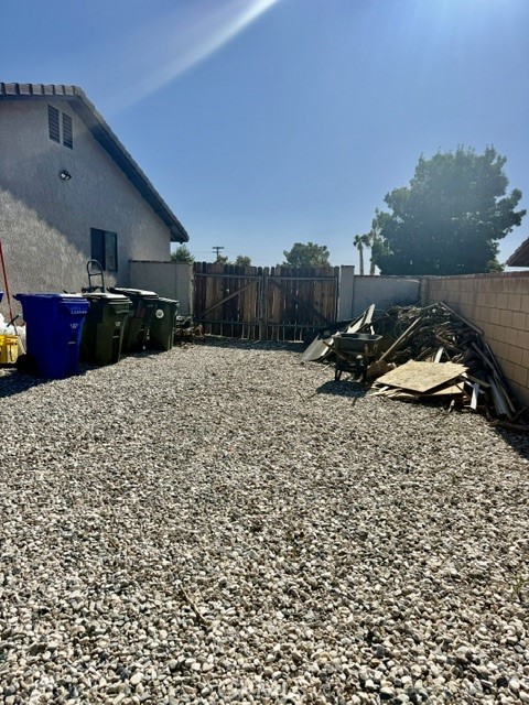 13375 Rincon Road Apple Valley, CA 92308 - Photo 38 of 72 a view of a backyard of the house