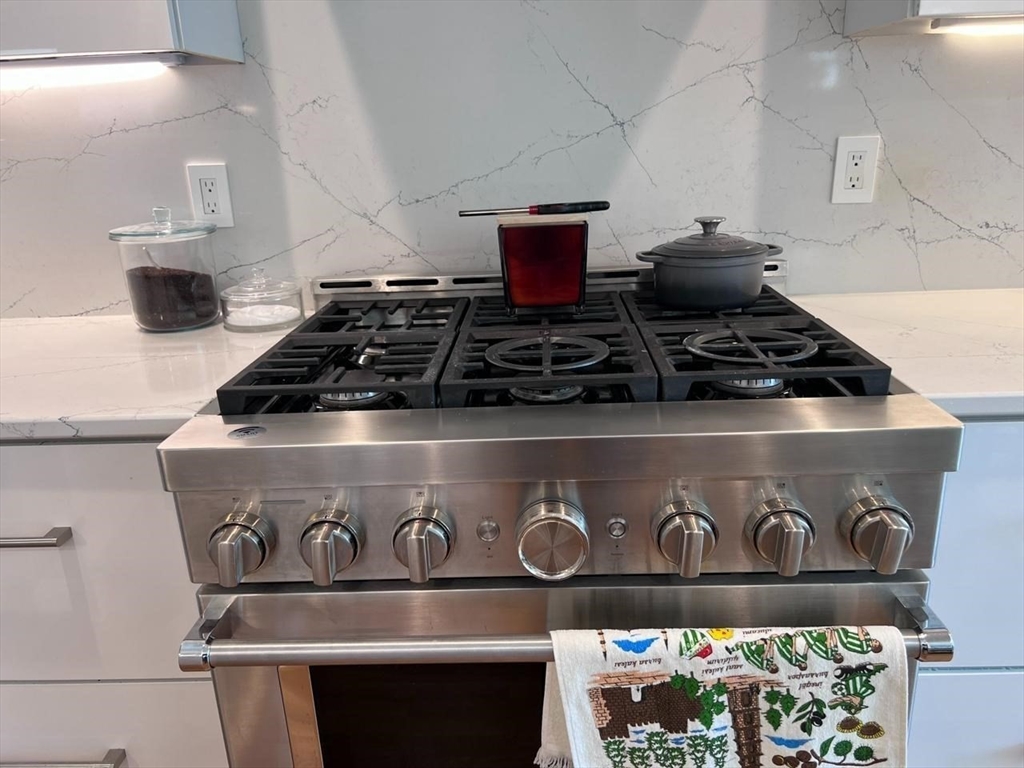 98 East Border Road Malden, MA 02148 - Photo 5 of 17