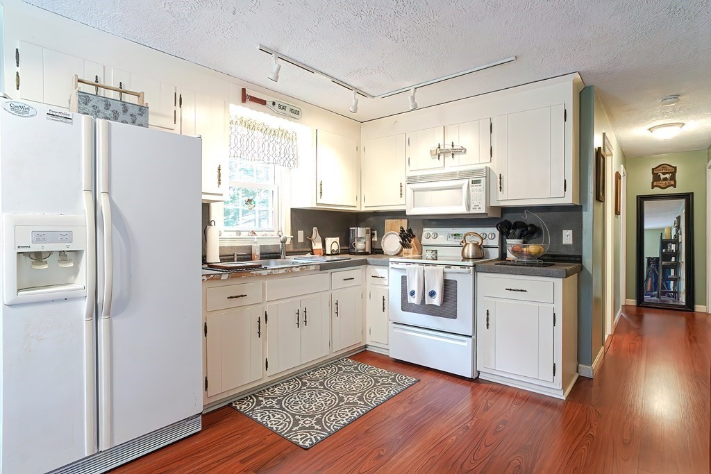 39 Hoover Road Yarmouth, MA 02673 - Photo 5 of 19 Gallery Image 5