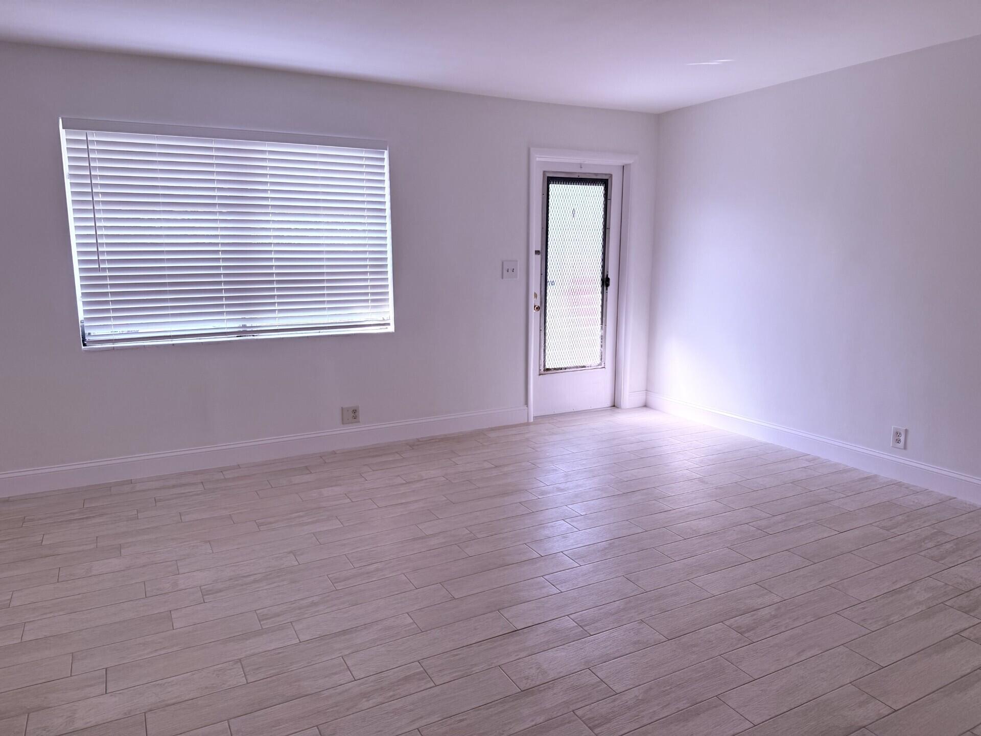 626 Prosperity Farms Road, Unit 6 North Palm Beach, FL 33408 - Photo 4 of 12 Living Area