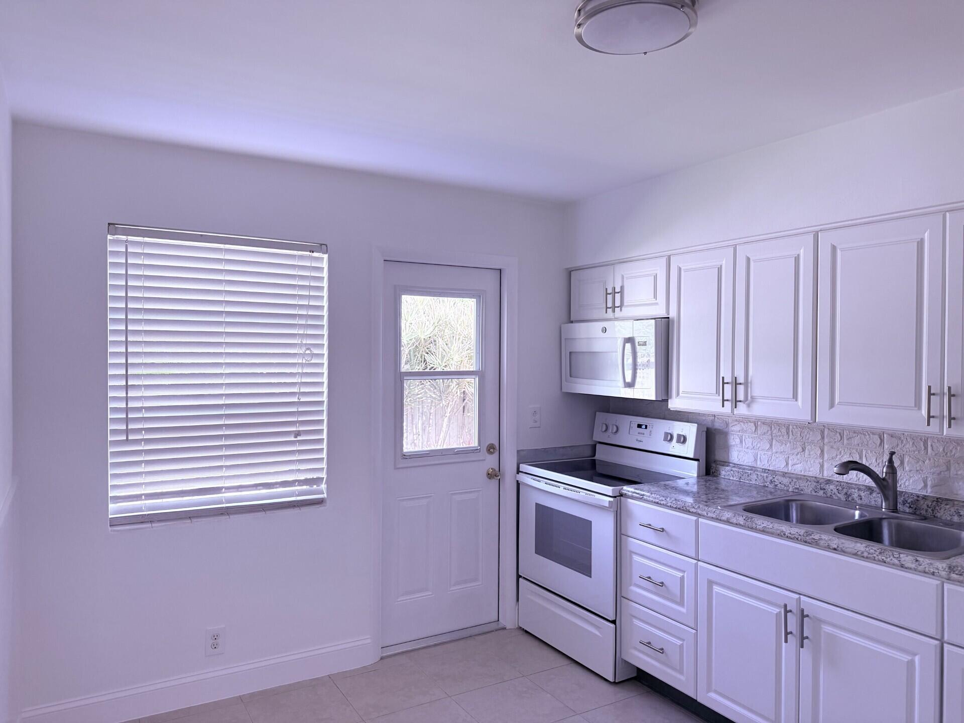 626 Prosperity Farms Road, Unit 6 North Palm Beach, FL 33408 - Photo 6 of 12 kIT 2