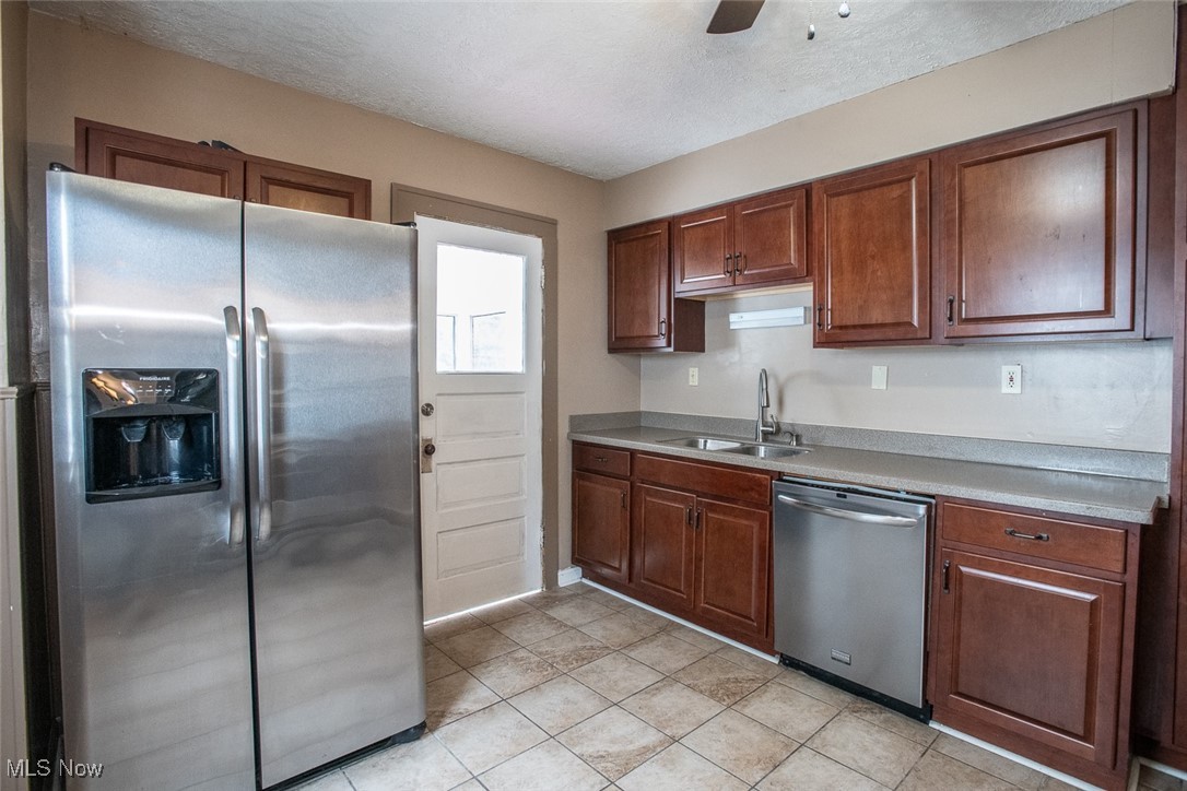 6211 Manchester Road Parma, OH 44129 - Photo 4 of 48