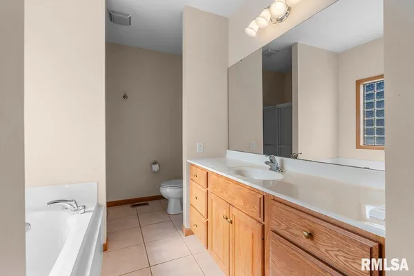 $579,000 | 204 Grindstone Road, Chatham, IL 62629