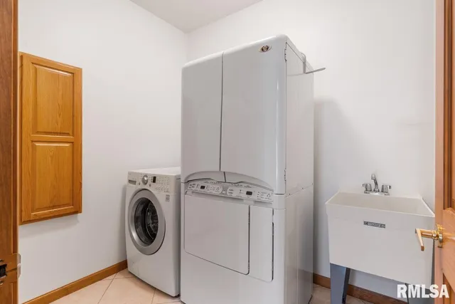 $595,000 | 204 Grindstone Road, Chatham, IL 62629