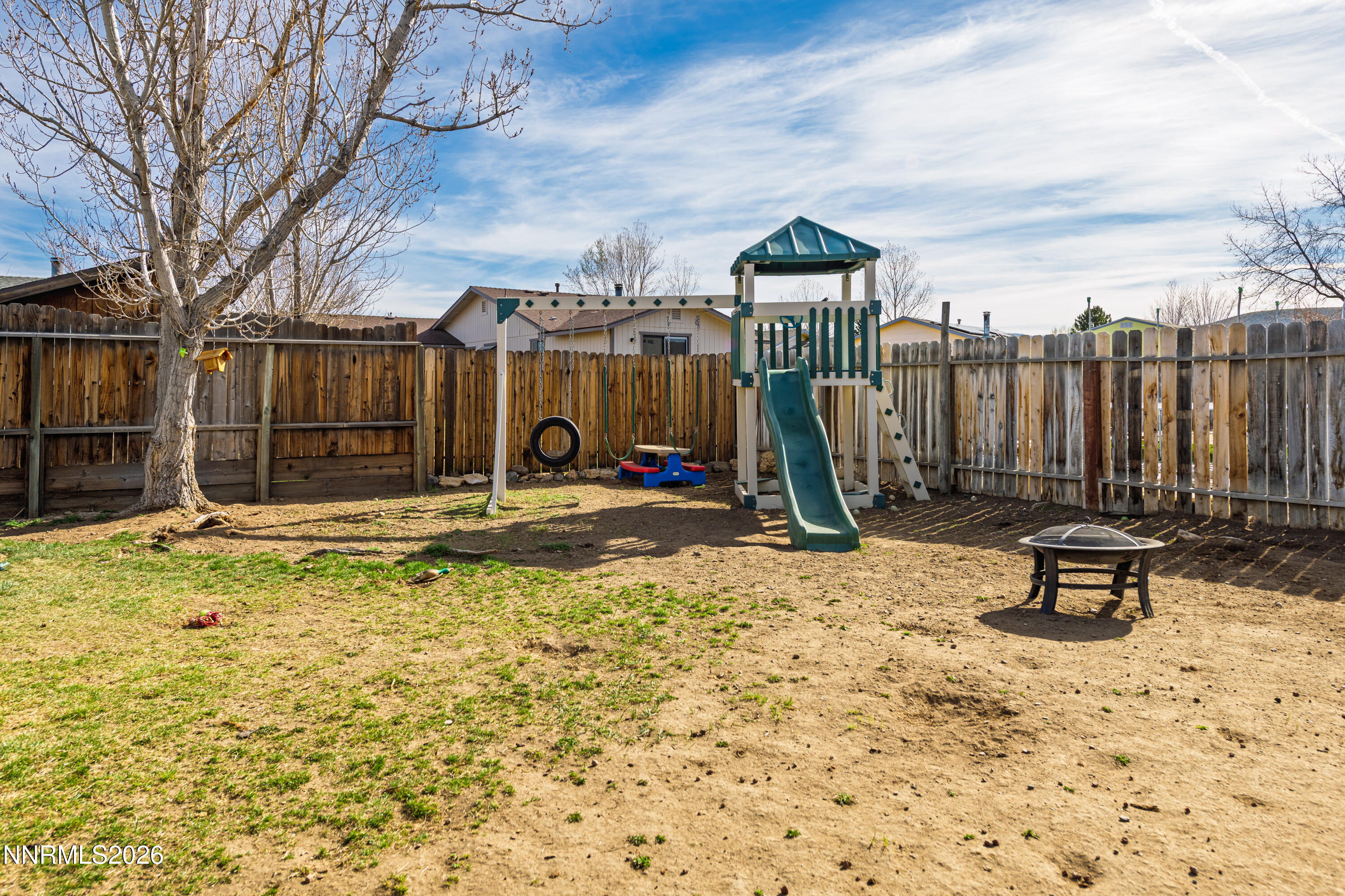 1352 Leonard Road Gardnerville, NV 89460 - Photo 21 of 23 a swimming pool with wooden fence