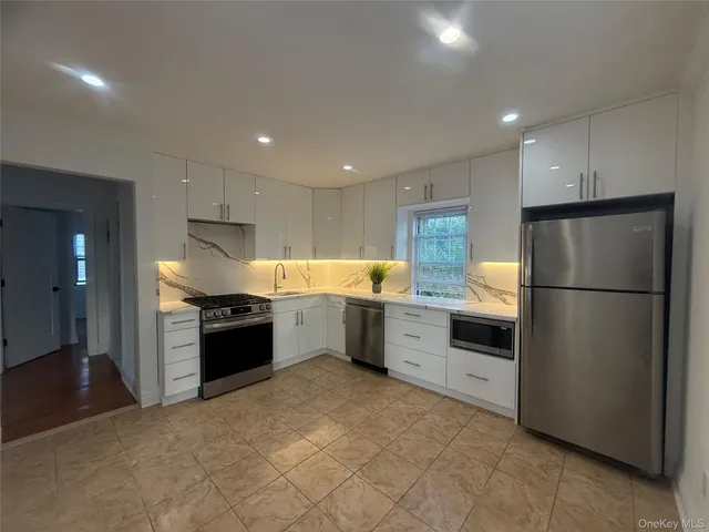 $3,200 | 260 Gainsborg Avenue East, Unit 2, West Harrison, NY 10604