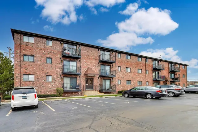 $249,000 | 6820 West Raven Street, Unit 1B, Chicago, IL 60631