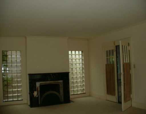 6689 Kinsman Road Pittsburgh, PA 15217 - Photo 4 of 8 Living Room.