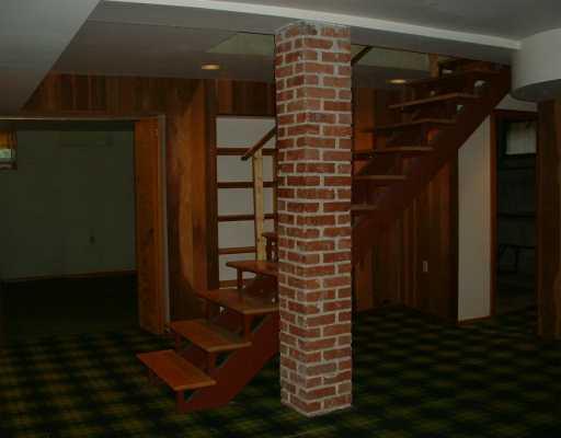 6689 Kinsman Road Pittsburgh, PA 15217 - Photo 7 of 8 Den/Family/Great Room.