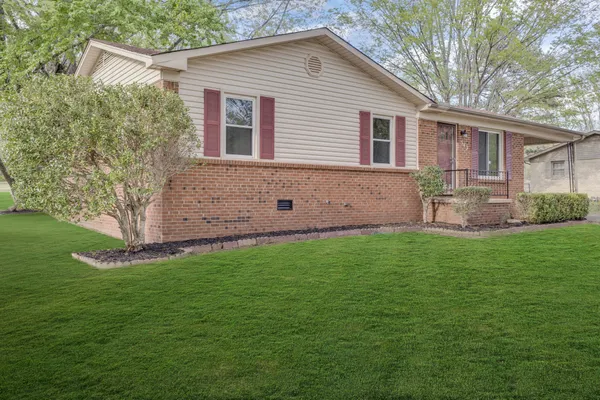 a view of a house with a yard