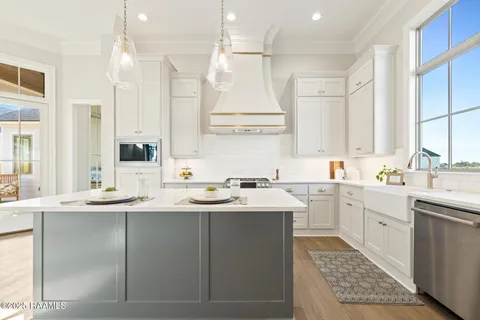 $530,000 | 111 Hedgemoore Court, Youngsville, LA 70592