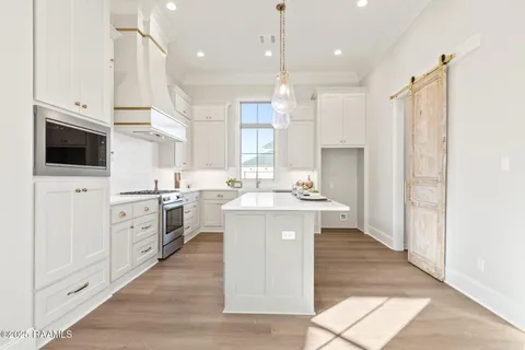 $530,000 | 111 Hedgemoore Court, Youngsville, LA 70592