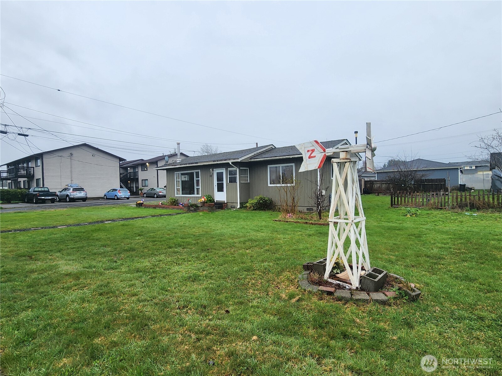 117 J Street Cosmopolis, WA 98537 - Photo 5 of 30 a front view of a house with a yard and trees