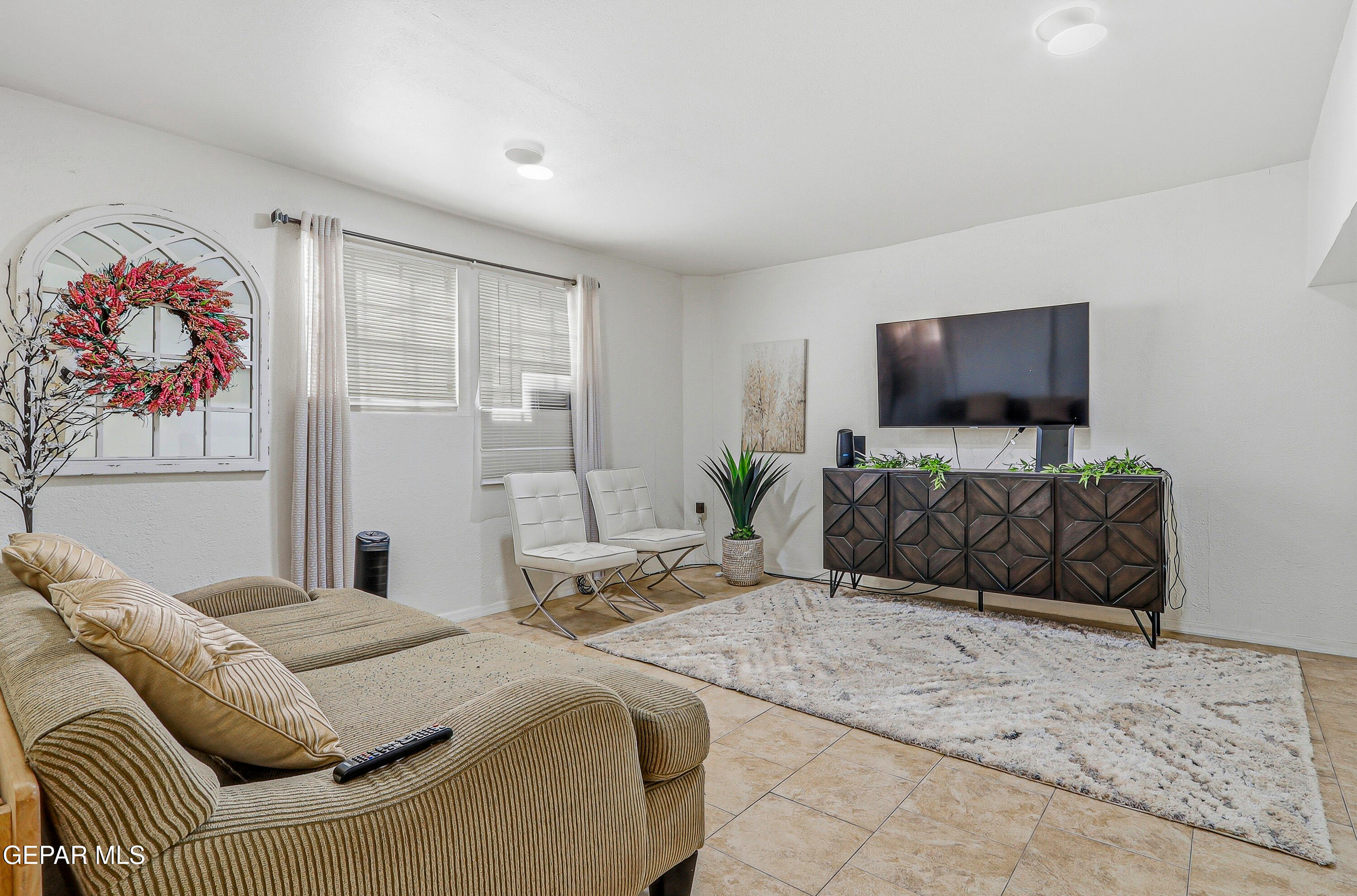 11548 Jenny Road Socorro, TX 79927 - Photo 20 of 39 a bedroom with a large bed and a couch